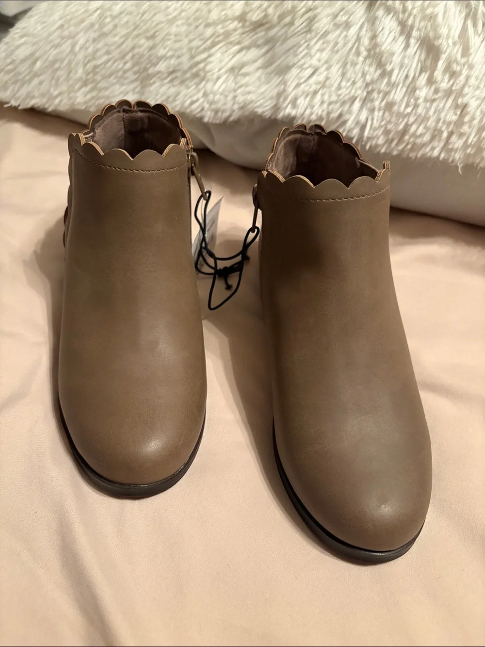 NWT Thereabouts Die Cut Side Zipper Booties size 2
